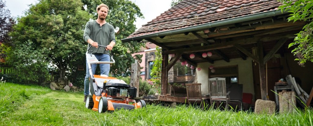 astronaut Plaats Mijnenveld STIHL benzine grasmaaiers - Van den Bossche - tuinmachines