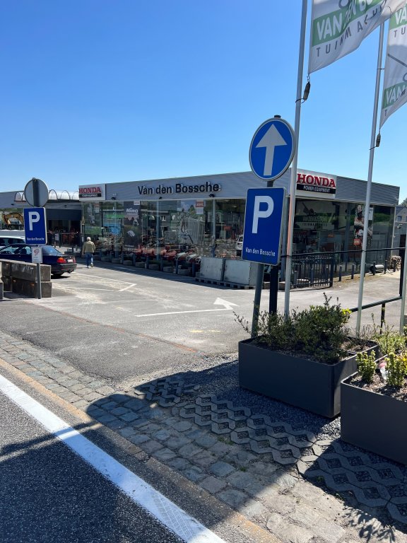 Van den Bossche tuinmachines - parking 2.jpg